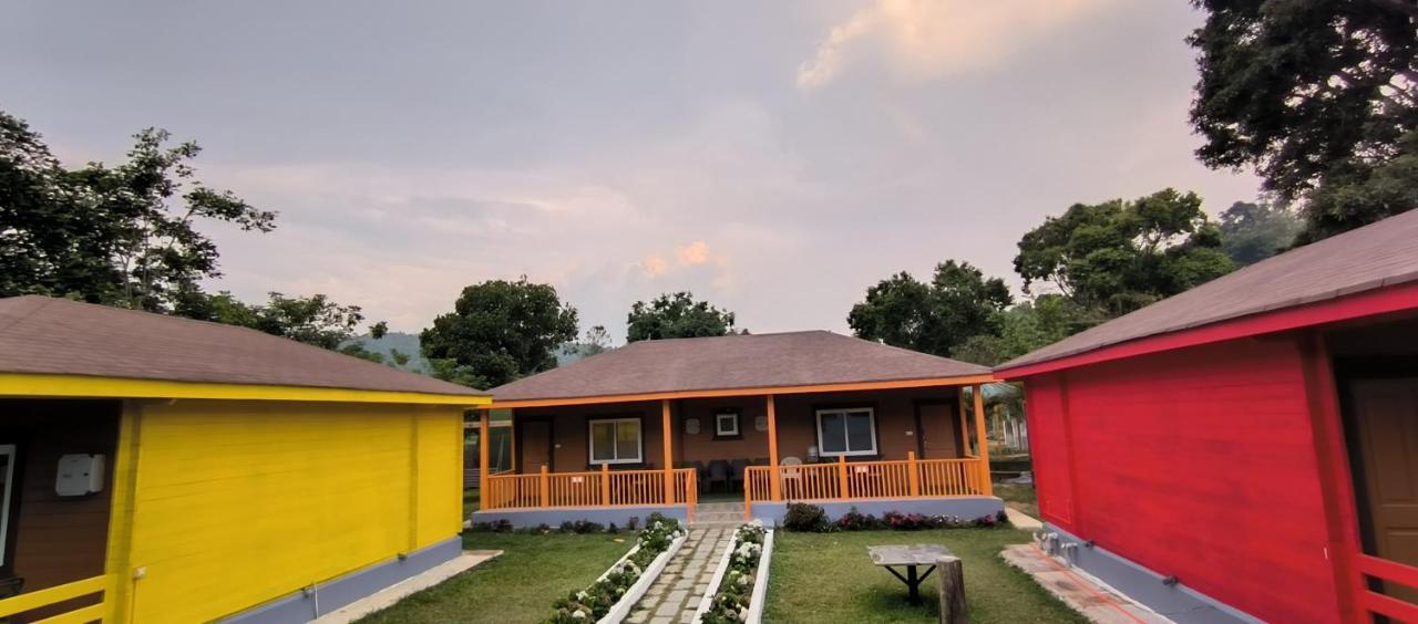 The Laughing Woods Ac Resort Котажирі Екстер'єр фото