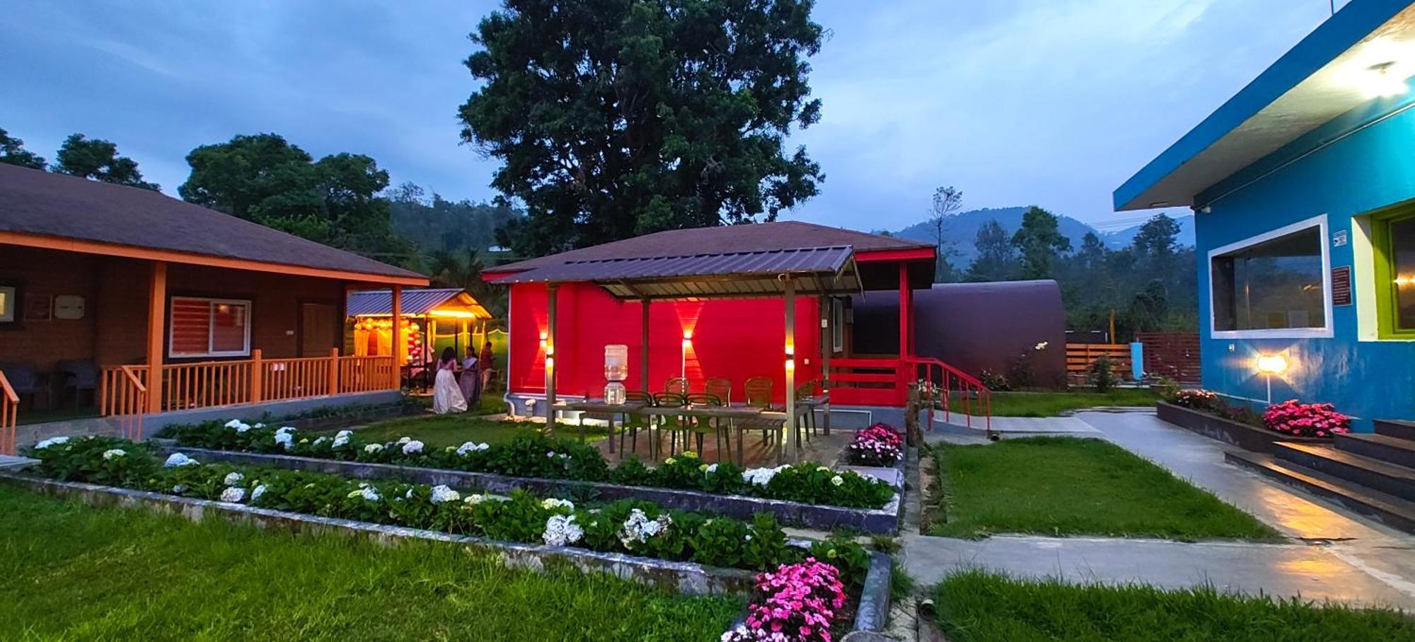 The Laughing Woods Ac Resort Котажирі Екстер'єр фото
